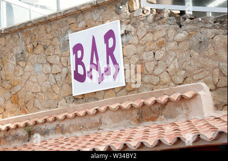 Bar Schild an Wand im mediterranen Restaurant Stockfoto