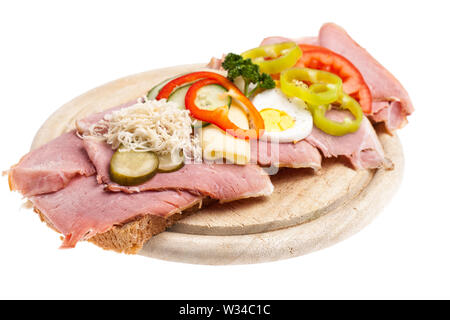 Ein Brot mit geräuchertem Fleisch, Eier, Käse und Gemüse Stockfoto