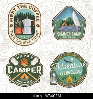 Der Sommer Camp Patches. Vektor. Konzept für T-Shirt, Druck, Stempel, Bekleidung oder T-Stück. Vintage Design mit Laterne, Taschenmesser, campin Zelt, ax, Berg, Lagerfeuer und Wald Silhouette Stock Vektor