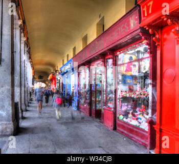 Arcade mit souvenirläden an der Plaza Mayor, Madrid, Spanien, Europa Stockfoto