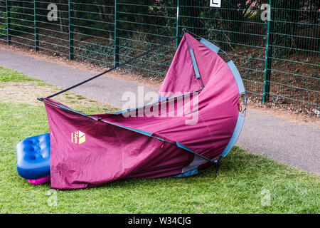 London, Großbritannien. 12. Juli, 2019. Eine gebrochene Zelt liegt in Wimbledon Park an Tag 11 in Wimbledon Tennis Championships 2019 in London. Credit: Frank Molter/Alamy leben Nachrichten Stockfoto