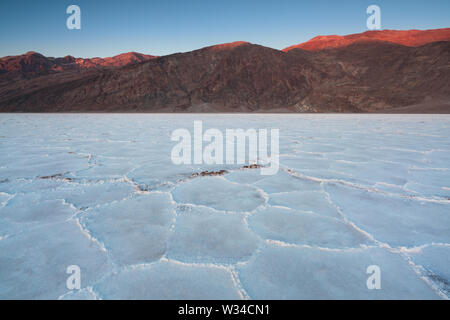 Blick auf die Becken Salt Flats, Badwater Basin, Death Valley, Inyo County, Kalifornien, USA. Salz Badwater Formationen in Death Valley National Stockfoto