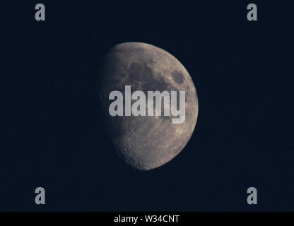 Newcastle upon Tyne, Großbritannien. 12. Juli, 2019. 69 % Waxing Gibbous Mond mit dem Meer der Ruhe, der Landeplatz von Apollo 11, Kredit: DavidWhinham/Alamy Credit: David Whinham/Alamy leben Nachrichten Stockfoto