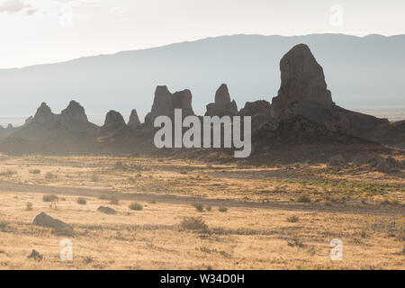 Trona Pinnacles sind fast 500 Tuffsteintürme versteckt im California Desert National Conservation Area, nicht weit vom Death Valley National Park, Califo Stockfoto