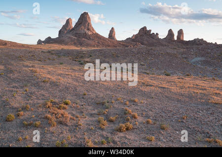 Trona Pinnacles sind fast 500 Tuffsteintürme versteckt im California Desert National Conservation Area, nicht weit vom Death Valley National Park, Califo Stockfoto