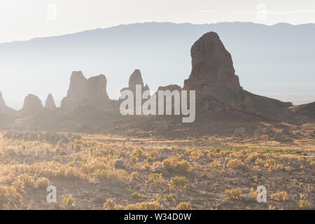 Trona Pinnacles sind fast 500 Tuffsteintürme versteckt im California Desert National Conservation Area, nicht weit vom Death Valley National Park, Califo Stockfoto
