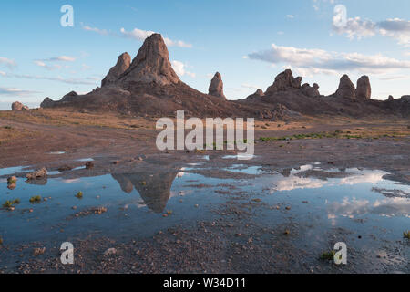 Trona Pinnacles sind fast 500 Tuffsteintürme versteckt im California Desert National Conservation Area, nicht weit vom Death Valley National Park, Califo Stockfoto