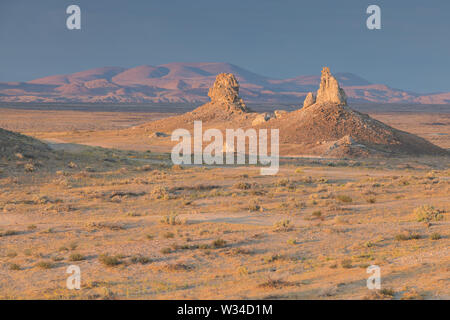 Trona Pinnacles sind fast 500 Tuffsteintürme versteckt im California Desert National Conservation Area, nicht weit vom Death Valley National Park, Califo Stockfoto