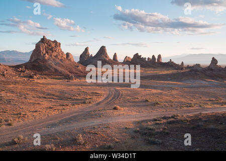 Trona Pinnacles sind fast 500 Tuffsteintürme versteckt im California Desert National Conservation Area, nicht weit vom Death Valley National Park, Califo Stockfoto