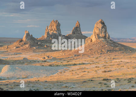Trona Pinnacles sind fast 500 Tuffsteintürme versteckt im California Desert National Conservation Area, nicht weit vom Death Valley National Park, Califo Stockfoto