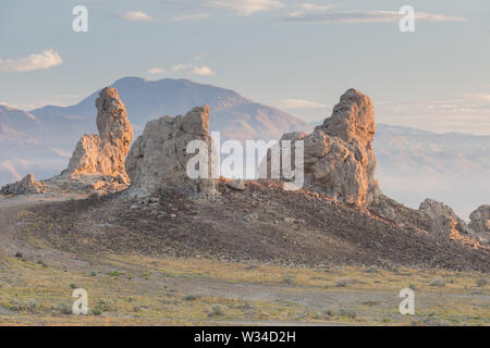 Trona Pinnacles sind fast 500 Tuffsteintürme versteckt im California Desert National Conservation Area, nicht weit vom Death Valley National Park, Califo Stockfoto