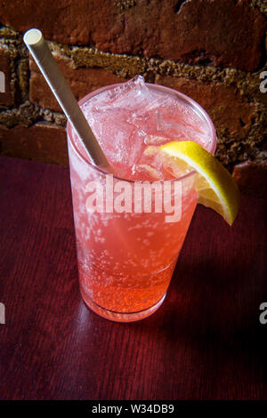 Rosa italienische Limonade trinken mit Eis und biologisch abbaubare Papier, Stroh Stockfoto