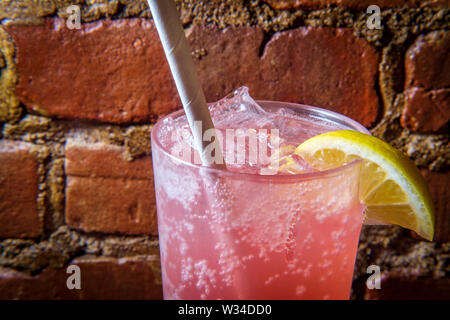 Rosa italienische Limonade trinken mit Eis und biologisch abbaubare Papier, Stroh Stockfoto