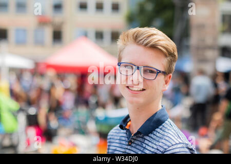 Köln, Deutschland. 12. Juli, 2019. Leo (15), Student, nimmt teil an der abschließenden Kundgebung eines Freitags für Zukunft Demonstration auf dem Alter Markt in der Altstadt. Klimaschützer von "Freitags für Zukunft" hatte hier gezeigt non-stop für fünf Tage. Credit: Rolf Vennenbernd/dpa/Alamy leben Nachrichten Stockfoto