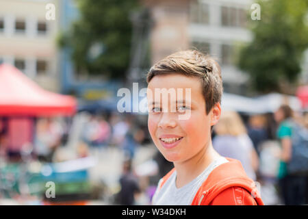 Köln, Deutschland. 12. Juli, 2019. Juri (14), Student, nimmt teil an der abschließenden Kundgebung eines Freitags für Zukunft Demonstration auf dem Alter Markt in der Altstadt. Klimaschützer von "Freitags für Zukunft" hatte hier gezeigt non-stop für fünf Tage. Credit: Rolf Vennenbernd/dpa/Alamy leben Nachrichten Stockfoto