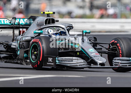 TOWCESTER, VEREINIGTES KÖNIGREICH. 12 Jul, 2019. Valtteri Bottas von Mercedes in der Praxis 1 während des Formel 1 Rolex Grand Prix von Großbritannien 2019 in Silverstone am Freitag, Juli 12, 2019 in TOWCESTER, ENGLAND. Credit: Taka G Wu/Alamy leben Nachrichten Stockfoto