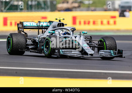 TOWCESTER, VEREINIGTES KÖNIGREICH. 12 Jul, 2019. Valtteri Bottas von Mercedes in der Praxis 1 während des Formel 1 Rolex Grand Prix von Großbritannien 2019 in Silverstone am Freitag, Juli 12, 2019 in TOWCESTER, ENGLAND. Credit: Taka G Wu/Alamy leben Nachrichten Stockfoto