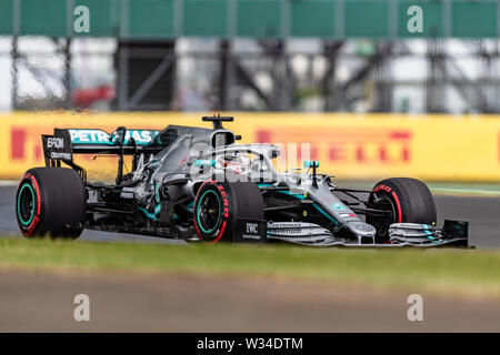 TOWCESTER, VEREINIGTES KÖNIGREICH. 12 Jul, 2019. Lewis Hamilton Mercedes in der Praxis 1 während des Formel 1 Rolex Grand Prix von Großbritannien 2019 in Silverstone am Freitag, Juli 12, 2019 in TOWCESTER, ENGLAND. Credit: Taka G Wu/Alamy leben Nachrichten Stockfoto