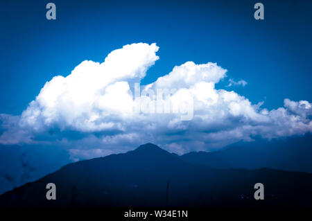 Hintergrund Foto von Bewölkt bewölkt Morgen im Himalaya. Verträumte Landschaft. Flauschige Wetter. Schönheit der wilde Osten asiatische indische Natur. Herrlichen Stockfoto