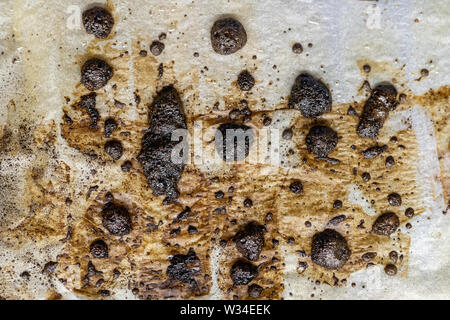 Verbrannt Fettflecken auf dem Kochen parchmanet Papier nach dem Backofen essen grilleingn. Ungesunde Krebs erregenden ingridients. Stockfoto