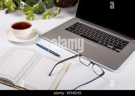 Weiß office Desktop mit geöffnetem Notebook, Laptop cpmputer und Zubehör Stockfoto