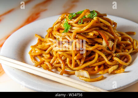 Essen Chinesische Gemüse lo mein Nudeln mit Stäbchen Stockfoto