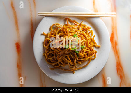 Essen Chinesische Gemüse lo mein Nudeln mit Stäbchen Stockfoto