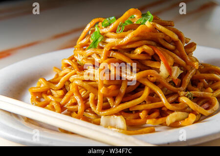 Essen Chinesische Gemüse lo mein Nudeln mit Stäbchen Stockfoto