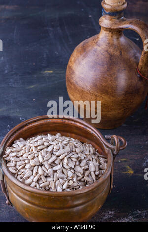 Sonnenblumenöl. Frische Sonnenblumenöl. Sonnenblumenkerne. Geschälte Bohnen. Öl in eine Karaffe. Öl in eine Flasche. Stockfoto