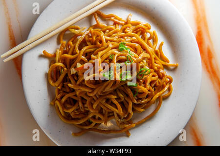 Essen Chinesische Gemüse lo mein Nudeln mit Stäbchen Stockfoto