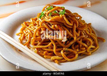 Essen Chinesische Gemüse lo mein Nudeln mit Stäbchen Stockfoto