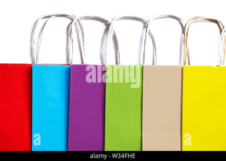 Farbiges Papier Taschen auf einem weißen Hintergrund. Ökologische Konzept. Stockfoto