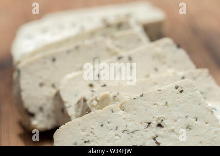 Tofu mit Kräutern Slices auf Schneidebrett Stockfoto