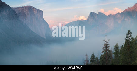 Klassischer Tunnel Blick auf das malerische Yosemite Valley mit dem berühmten El Capitan und Half Dome klettern Gipfel in schönen nebligen Atmosphäre am Morgen Stockfoto