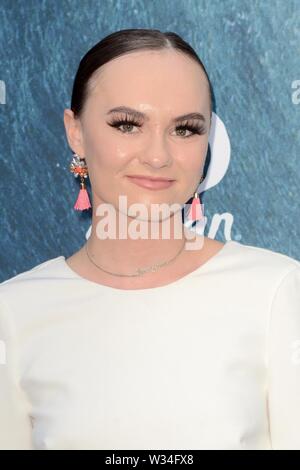 Los Angeles, CA, USA. 9. Juli 2019. Madeline Carrol in der Ankunftshalle für Bethany Hamilton: UNSTOPPABLE Premiere ArcLight Hollywood, Los Angeles, CA Juli 9, 2019. Credit: Priscilla Grant/Everett Collection/Alamy leben Nachrichten Stockfoto