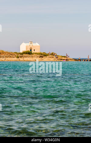 Malia, Kreta, Griechenland - 18. Mai 2019. Menschen ruhen und Schwimmen auf der sonnigen Tag auf der Insel mit kleinen Kirche in Malia Stockfoto