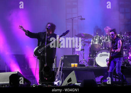 Lissabon, Portugal. 11. Juli, 2019. Robert Smith (L), Sänger der britischen Band "The Cure", der während der NOS Lebendig 2019 Music Festival in Lissabon, Portugal, 11. Juli 2019. Das Festival läuft von Juli 11. bis 13. Juli. Credit: Pedro Fiuza/Xinhua/Alamy leben Nachrichten Stockfoto