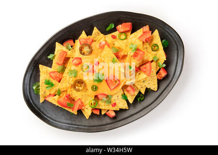 Nachos auf einem weißen Hintergrund. Mexikanische totopos, Tortilla Chips, geschossen von oben mit Käse Sauce, Chili und jalapeno Pfeffer und Tomaten Stockfoto