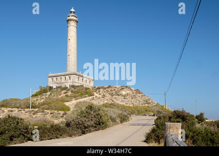 Cabo de Palos Leuchtturm, in Murcia, Spanien, gegen den tiefblauen Himmel gerahmt Stockfoto