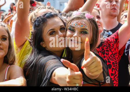 Glasgow, Schottland, Großbritannien. 12. Juli, 2019. Glasgow ist Gastgeber der jährlichen TRNSMT open air Musikfestival in Glasgow Green, mit einem Publikum von Tausenden genießen die Musik an einem sonnigen Sommertag. Credit: Findlay/Alamy leben Nachrichten Stockfoto