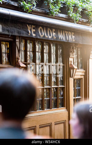 Die ältesten Pub in London - Ye Olde Mitre in Holborn Exterieur und Fensterfronten Stockfoto