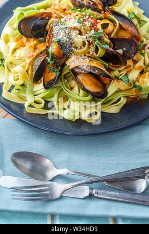 Fisch und Meeresfrüchte - Muscheln shell Marinara italienische Gericht mit Meeresfrüchten Bandnudeln Stockfoto