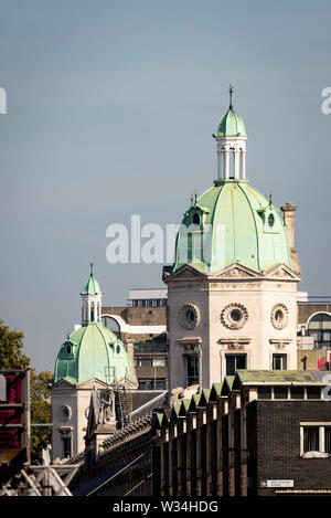 Die Kuppel Türme auf dem Smithfield Fleischmarkt Gebäude im Zentrum von London, EC1 Stockfoto