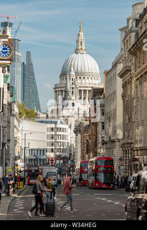 Fleet Street nach Osten in Richtung St. Pauls Kathedrale und die City von London Stockfoto