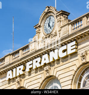 Der Air France von" auf der Fassade des Invalides air terminal angebracht, ein ehemaliger Bahnhof in Paris, Frankreich. Stockfoto