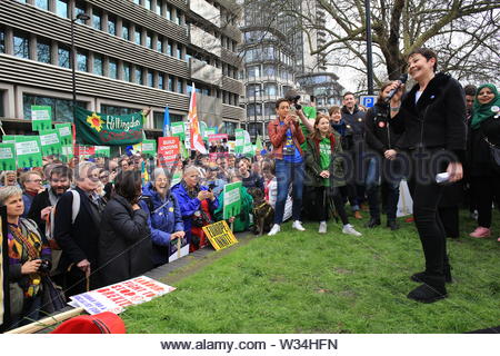 Grüne Partei MP, Caroline Lucas, Adressen die Masse an eine Abstimmung Kundgebung in London. Stockfoto