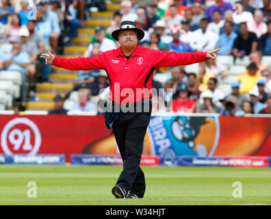 Birmingham, Großbritannien. 11. Juli, 2019. LONDON, ENGLAND. Juli 11: Schiedsrichter Marais Erasmus von Südafrika während ICC Cricket World Cup Halbfinale zwischen England und Australien am Edgbaston am 11. Juli 2019 in Birmingham, England. Credit: Aktion Foto Sport/Alamy leben Nachrichten Stockfoto