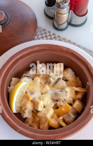 Weißer Fisch gebacken mit Kartoffeln und Käse Stockfoto