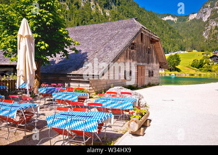 Konigssee Küste bayerische Alpenlandschaft und alte hölzerne Architektur, Berchtesgadener Land, Bayern, Deutschland Stockfoto