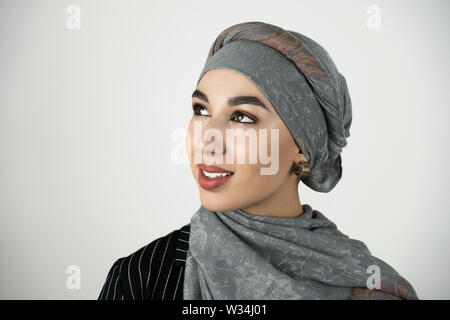 Junge schöne muslimische Frau Turban tragen, Hijab, Kopftuch suchen glücklich isoliert weißer Hintergrund Stockfoto